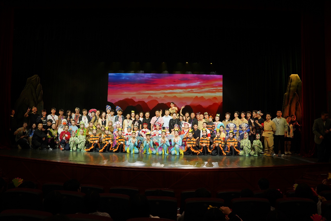 人们在看台上的人演出
AI 生成的内容可能不正确。