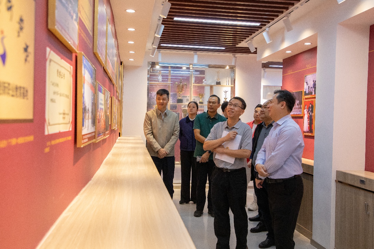 一群人站在室内
AI 生成的内容可能不正确。