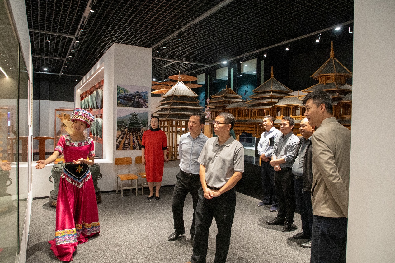 一群人站在雕塑旁
AI 生成的内容可能不正确。