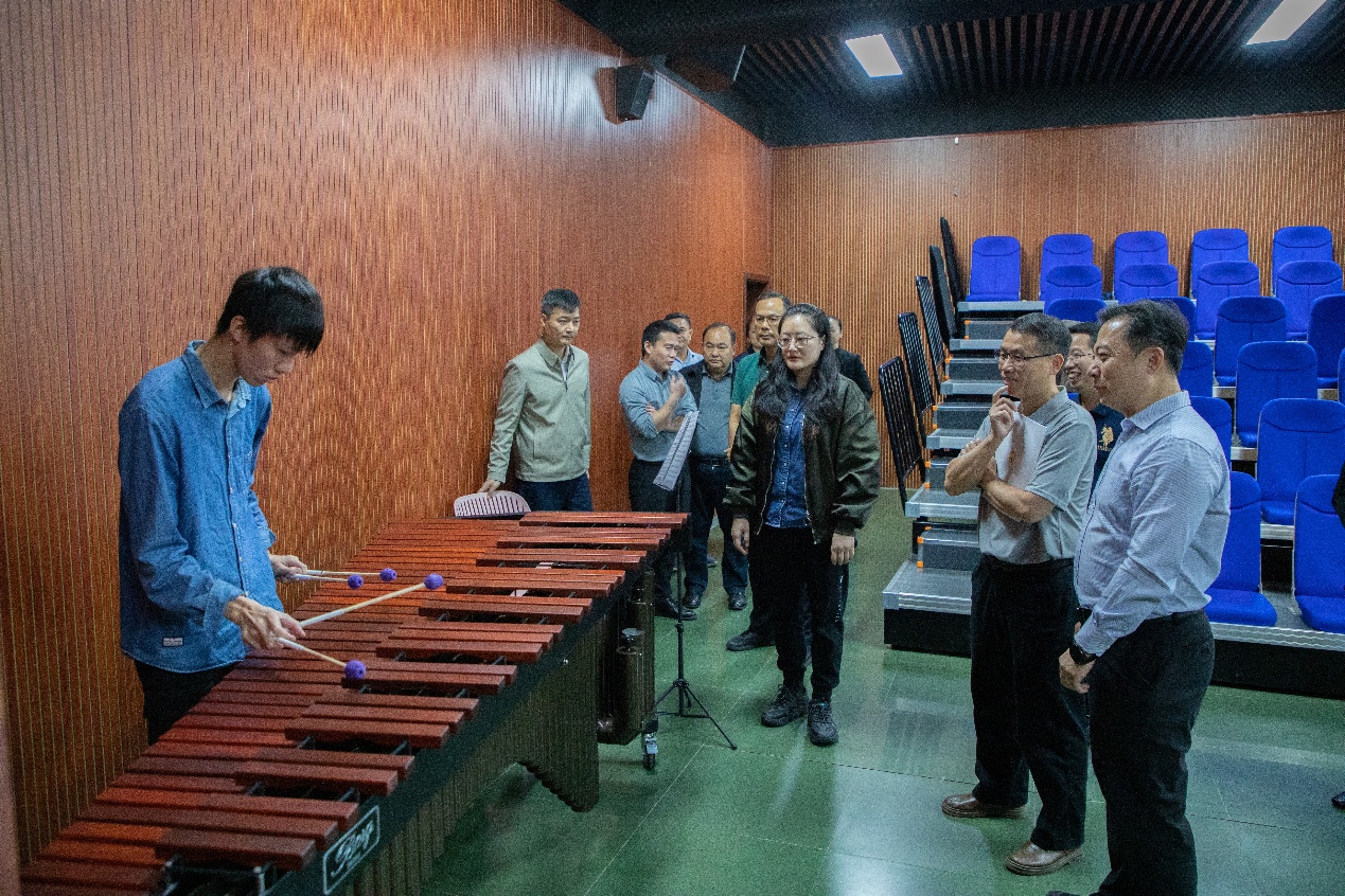 一群人站在台上
AI 生成的内容可能不正确。