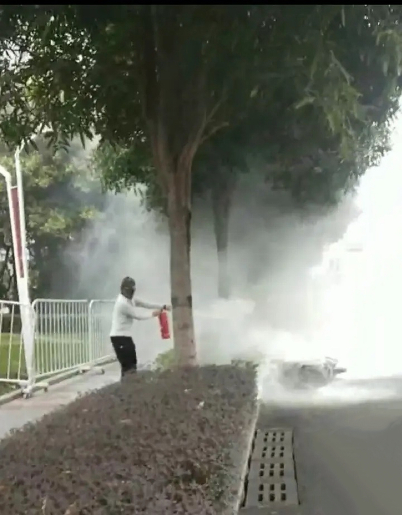 刘勇老师救火。南宁融媒供图