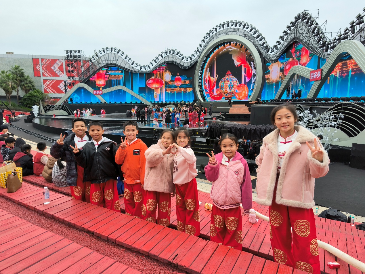 一群人在建筑物前合影

AI 生成的内容可能不正确。